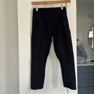 Lululemon cropped black yoga pants size 6